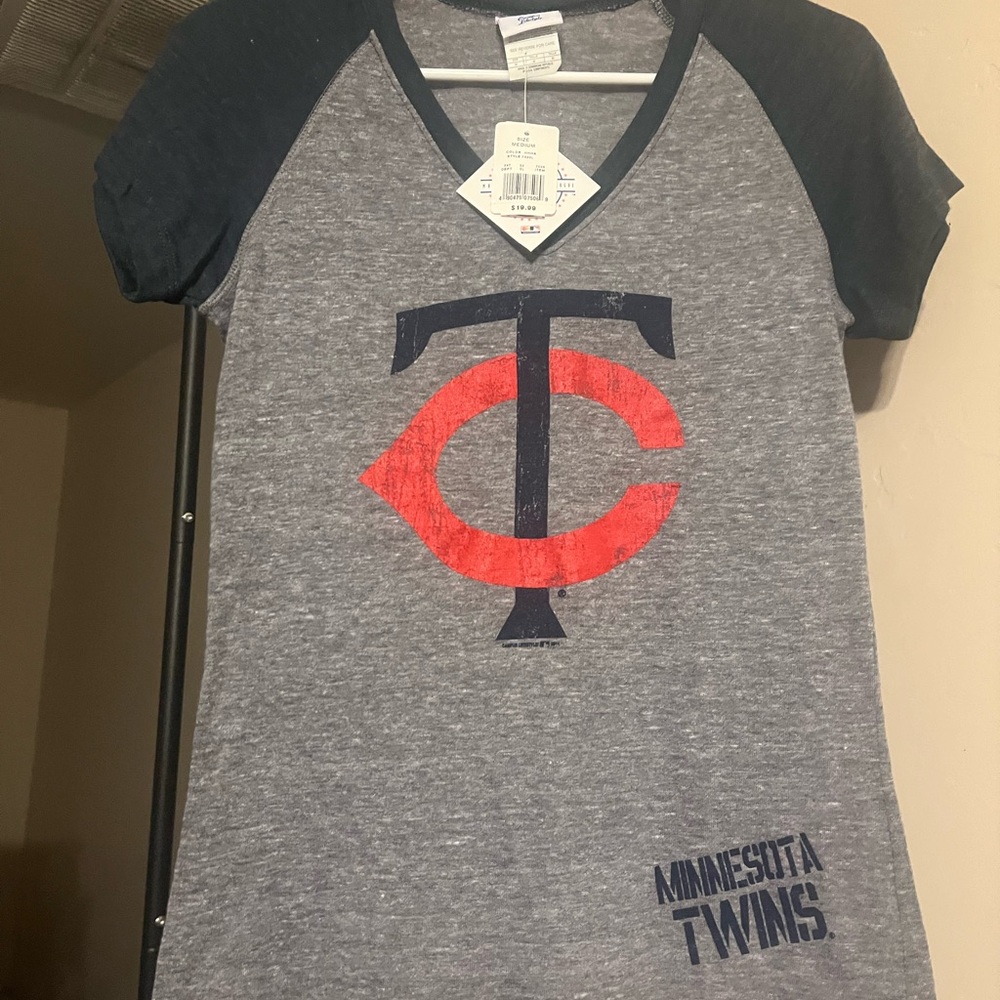 NWT Women’s V-Neck MLB Minnesota Twins shirt Size Medium 100% Authentic